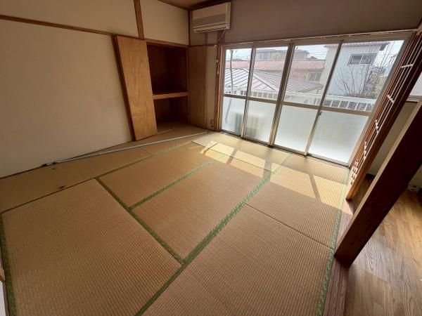 4DK House in Koriyama with Dual-Use Layout and Parking - Thumbnail 4