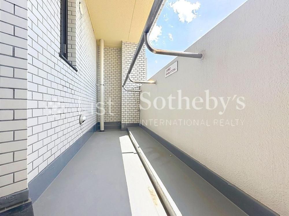 Renovated 3LDK Apartment Near Hirama Station in Kawasaki - Thumbnail 2