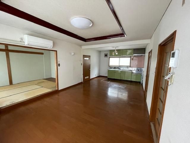 4LDK Detached House with Garden in Sapporo's Kita Ward - Thumbnail 3