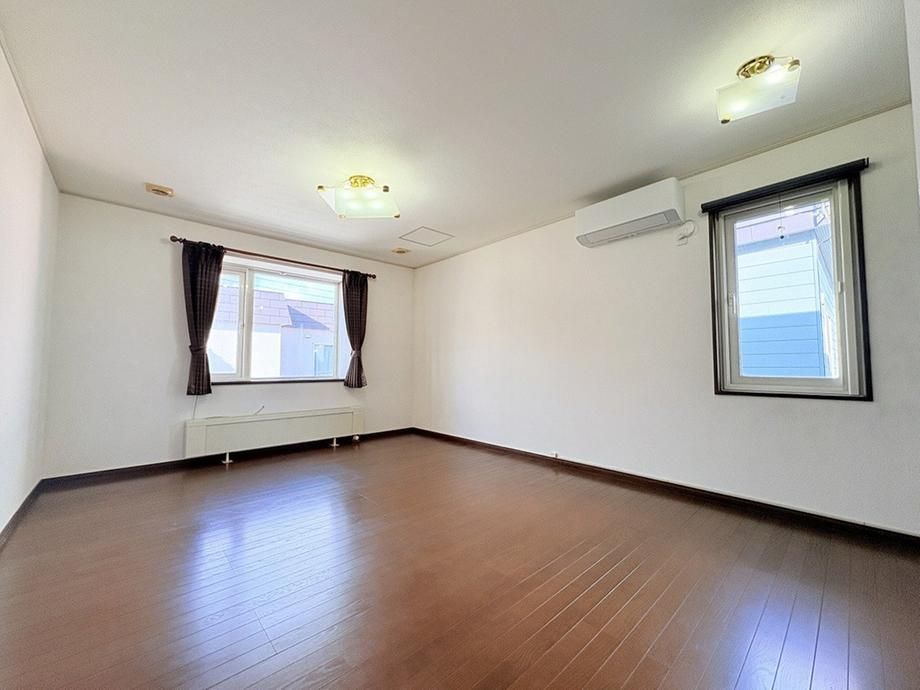 Spacious 3LDK House in Sapporo's Kita Ward with Large Lot - Thumbnail 4