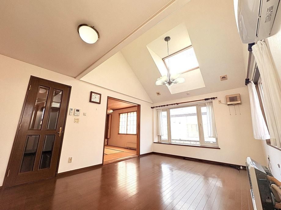 Spacious 3LDK House in Sapporo's Kita Ward with Large Lot - Thumbnail 3