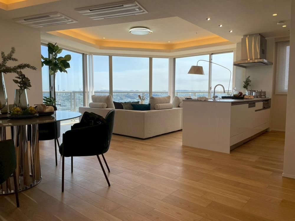 3LDK 103m² Corner Apartment in Yokohama City Tower Bashamichi - Thumbnail 3