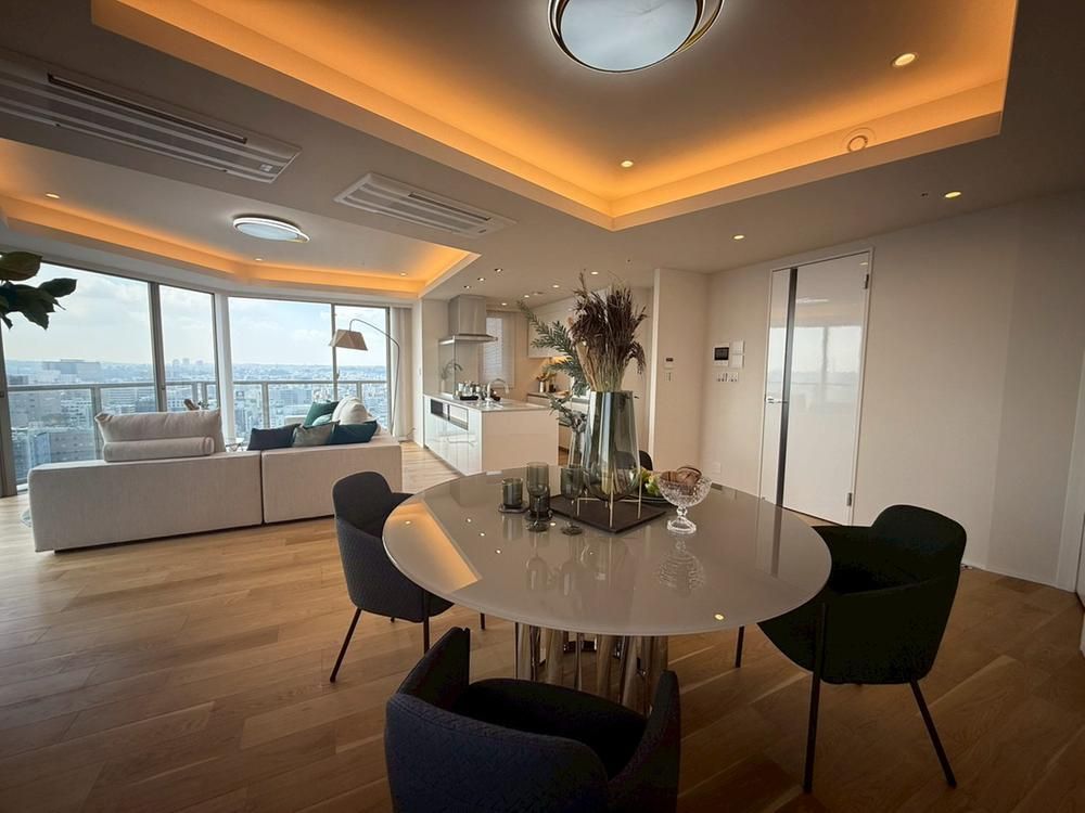 3LDK 103m² Corner Apartment in Yokohama City Tower Bashamichi - Thumbnail 4
