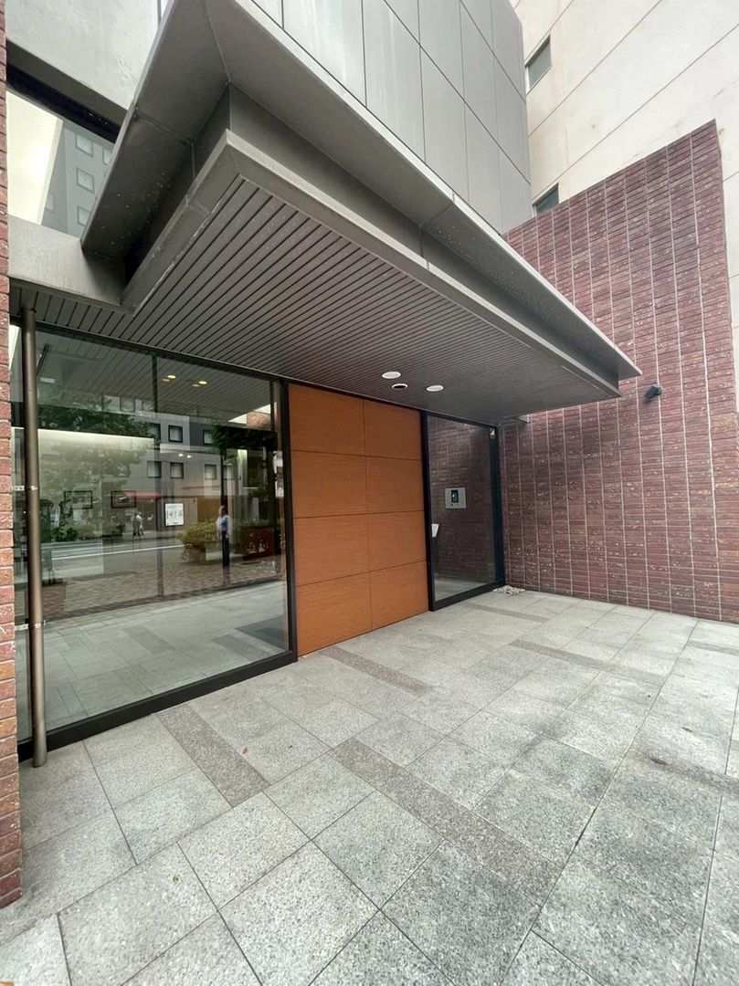 3LDK 103m² Corner Apartment in Yokohama City Tower Bashamichi - Image 1
