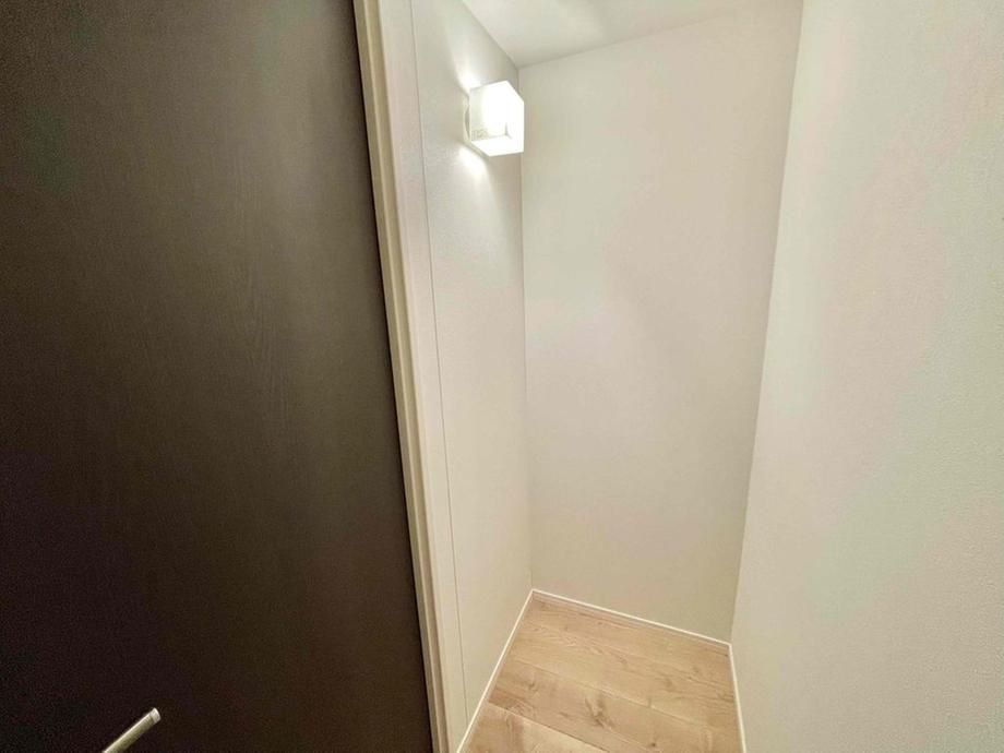 45th Floor 1LDK Apartment for Sale in Minato-ku, Tokyo - Thumbnail 3