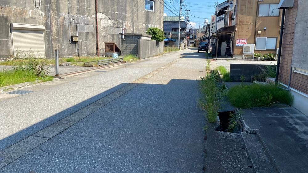 3LDK Corner Lot House for Sale near Nyuzen Station, Toyama - Thumbnail 2