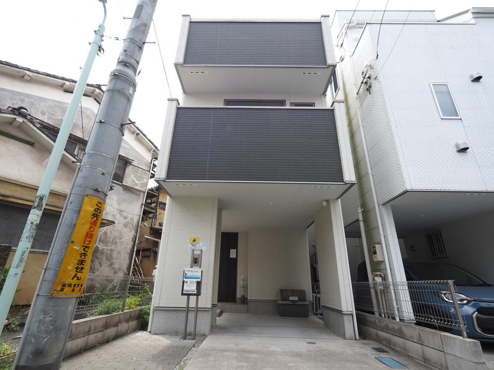 4LDK Detached House for Sale in Kami-Ikebukuro, Toshima-ku, Tokyo - Image 1