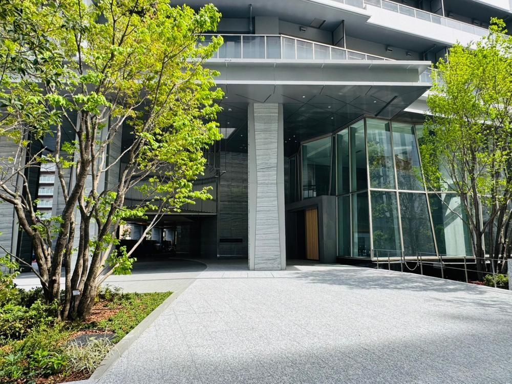 3LDK Apartment for Sale in Minato-ku, Tokyo – 71.78m² - Thumbnail 2