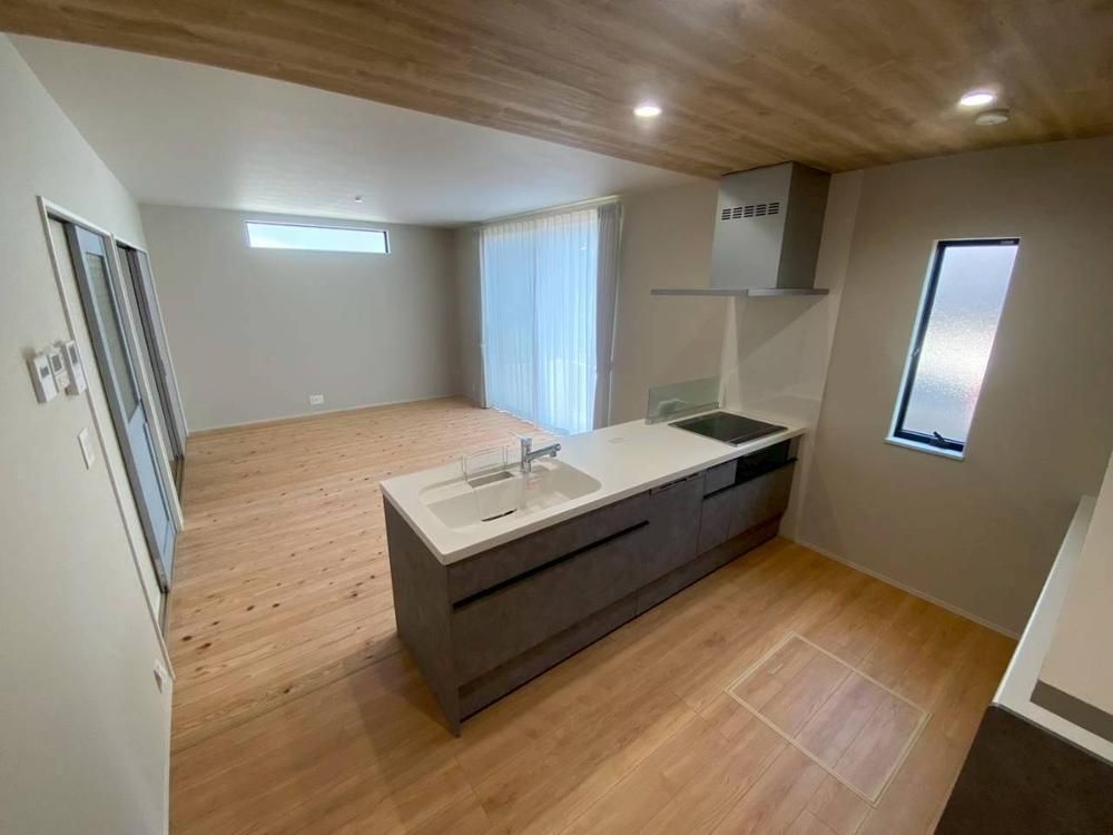 Modern 3LDK House for Sale in Oita City with Solar Panels - Thumbnail 4