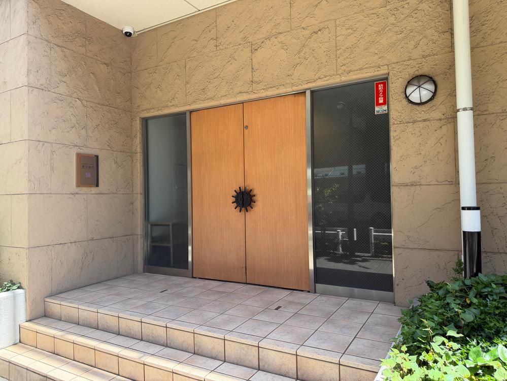 Renovated 2LDK Apartment in Minato, Tokyo - 67.75m² - Thumbnail 3