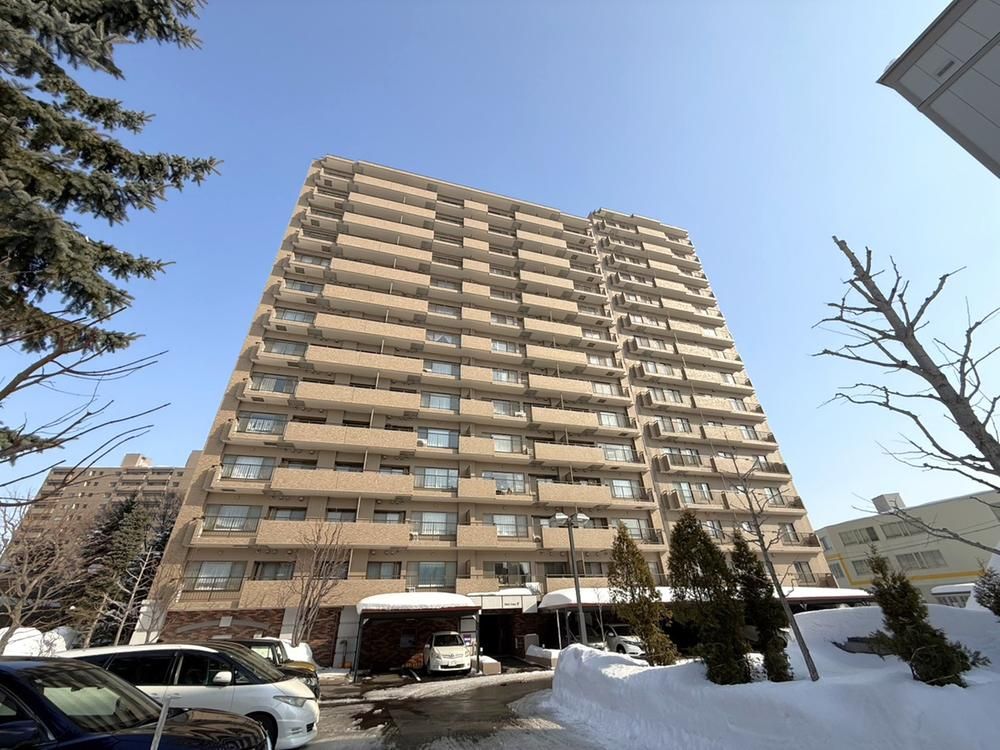 Royal Court Sapporo City Third Court 3LDK for Sale in Higashi-ku - Thumbnail 2