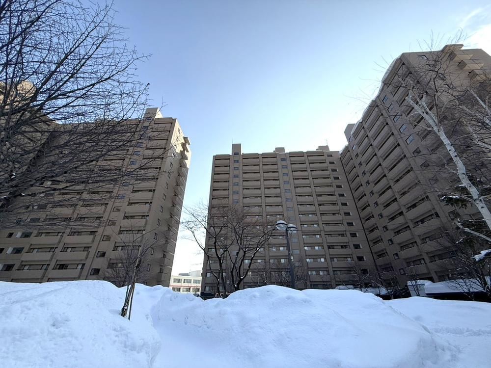 Royal Court Sapporo City Third Court 3LDK for Sale in Higashi-ku - Thumbnail 4