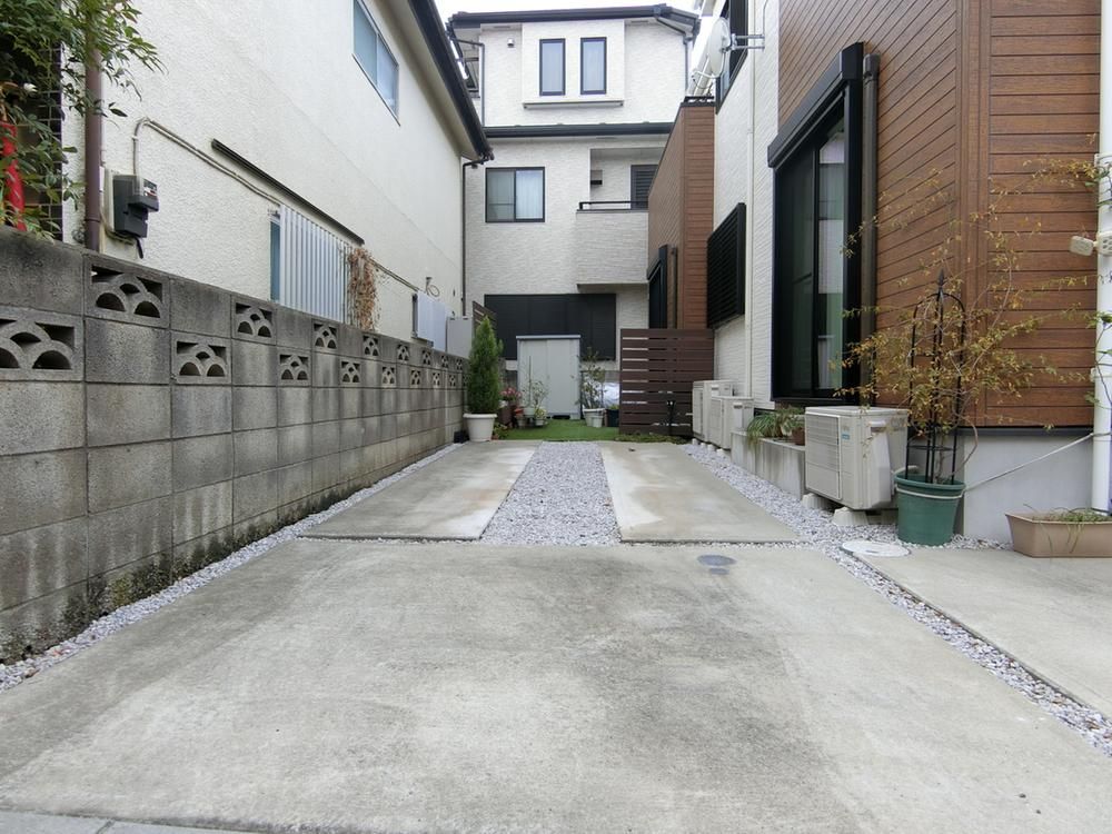 4LDK House for Sale in Fuchu, Tokyo - 102 sqm - Thumbnail 2