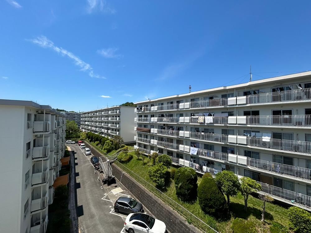 2LDK Used Apartment for Sale in Isogo, Yokohama - Thumbnail 2