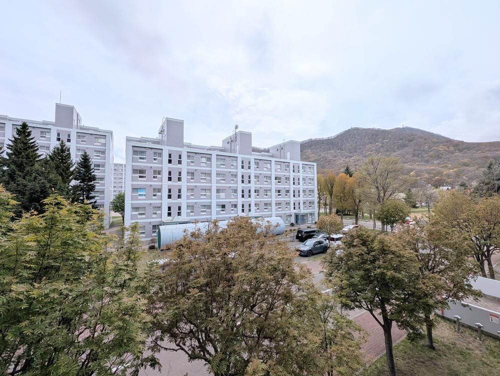 Renovated 2LDK Apartment Near Streetcar in Central Sapporo - Thumbnail 2