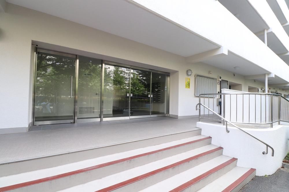 Spacious 2DK Apartment for Sale in Yokohama's Konan Ward - Thumbnail 2