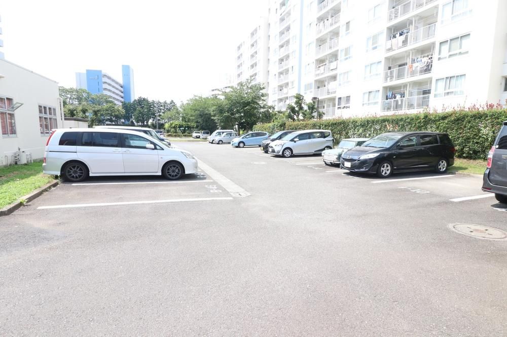 Spacious 2DK Apartment for Sale in Yokohama's Konan Ward - Thumbnail 4
