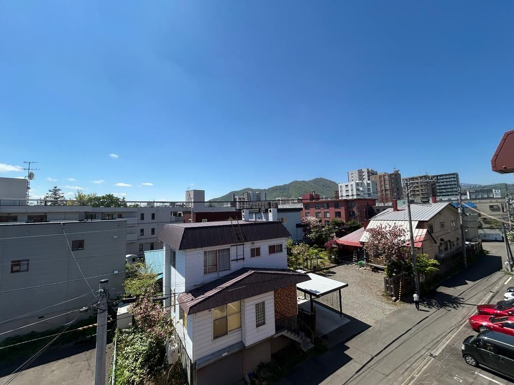 Renovated 2LDK Apartment in Sapporo Chuo Ward for 12 Million Yen - Thumbnail 2