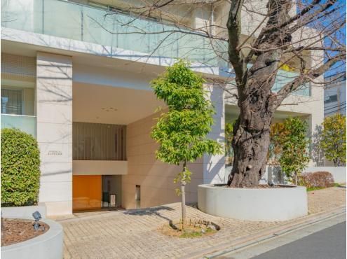 2LDK Apartment for Sale in Jingumae, Shibuya, Tokyo - Thumbnail 3