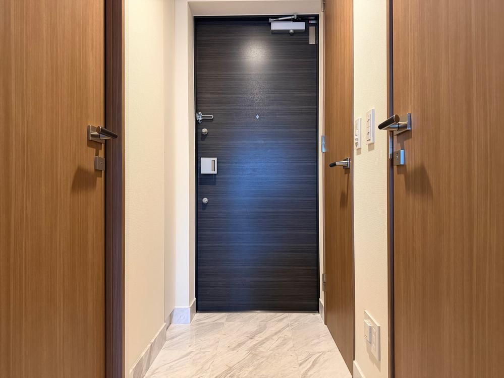 1LDK Apartment for Sale in Akasaka, Minato-ku, Tokyo - Thumbnail 2