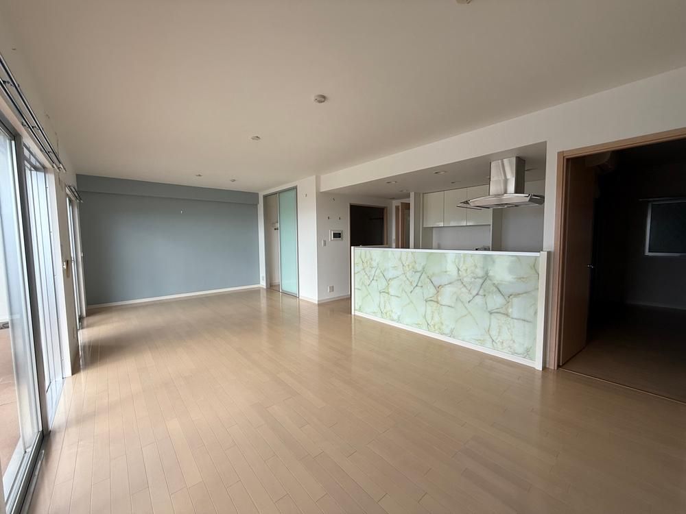 2LDK Apartment for Sale in Naha, Okinawa with Ocean View - Thumbnail 3