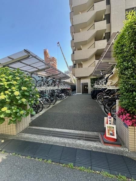 2LDK South-Facing Apartment in Minami-Azabu, Minato-ku, Tokyo - Thumbnail 2