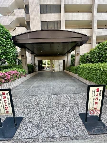 2LDK South-Facing Apartment in Minami-Azabu, Minato-ku, Tokyo - Thumbnail 3