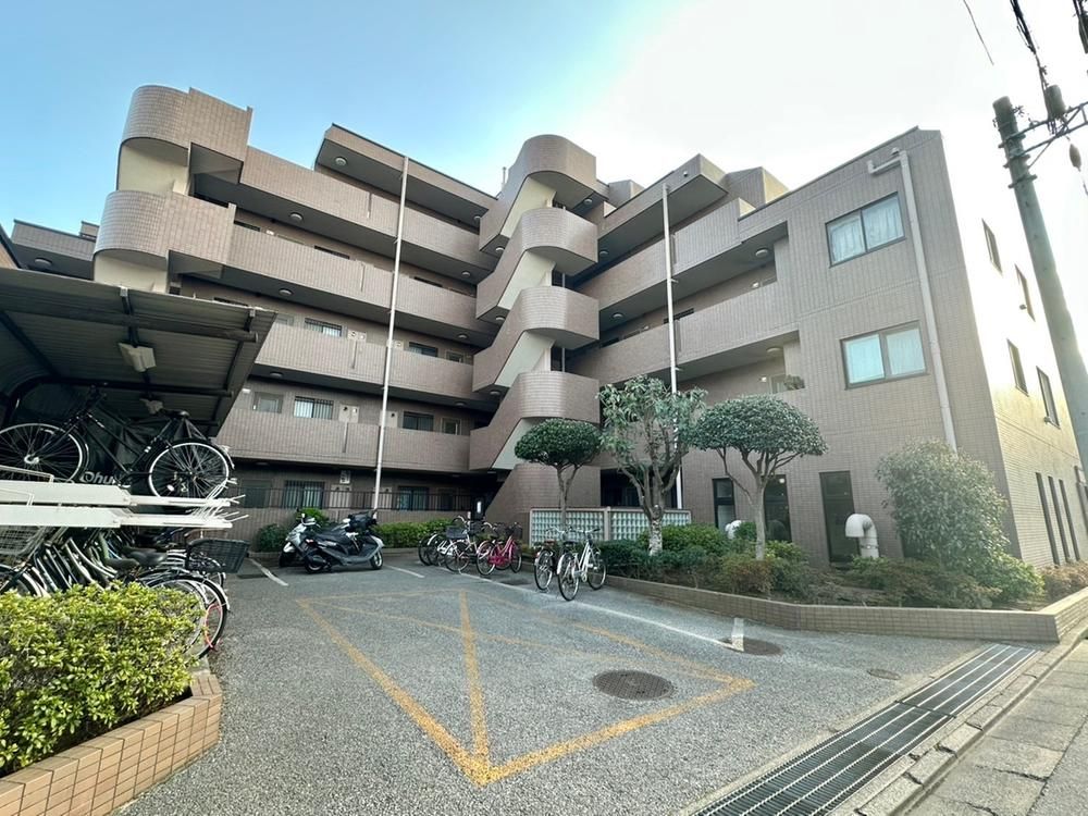 Spacious 2LDK Corner Apartment in Funabashi, Chiba - Thumbnail 2