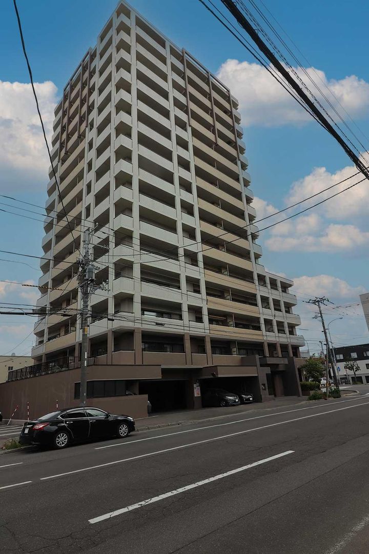 4LDK Apartment for Sale in Sapporo Kita Ward with Balcony - Thumbnail 2