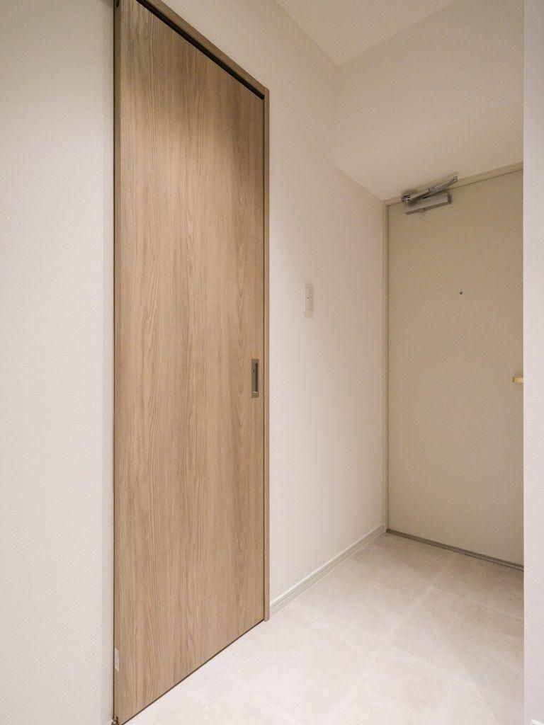 Renovated 2LDK Apartment in Naka-ku, Yokohama for Sale - Thumbnail 2