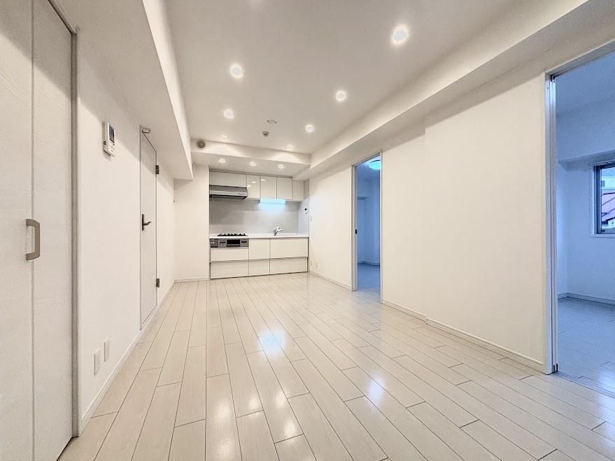 2LDK Apartment for Sale in Yokohama's Kohoku Ward Near Kozukue Station - Thumbnail 2