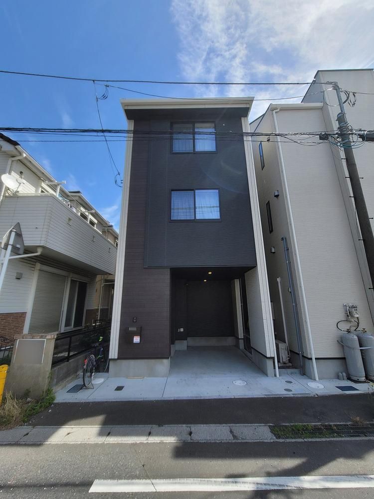 Modern 3-Storey House with Solar Panels in Funabashi, Chiba - Thumbnail 2