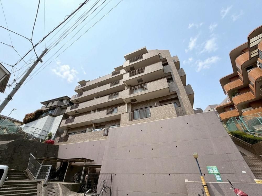 3LDK Apartment with Roof Balcony in Isogo, Yokohama - Thumbnail 2