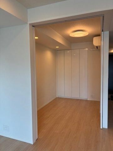 1LDK Apartment for Sale in Minato-ku, Tokyo - Thumbnail 2