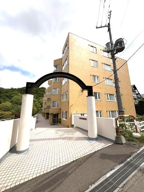 4LDK Apartment for Sale in Chuo-ku, Sapporo - 87.53m² - Thumbnail 2