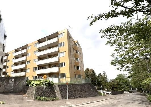 4LDK Apartment for Sale in Chuo-ku, Sapporo - 87.53m² - Thumbnail 3