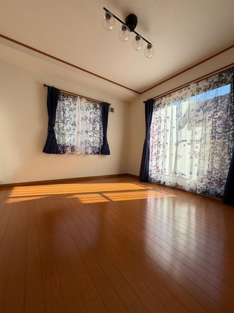 4LDK Resale House with Underground Garage in Yokohama Totsuka - Thumbnail 2