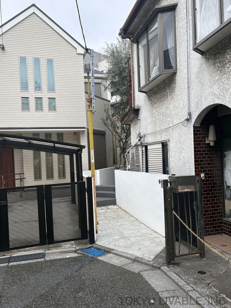 Minami Aoyama 4-Chome 1LDK+S House for Sale in Minato-ku Tokyo - Thumbnail 3
