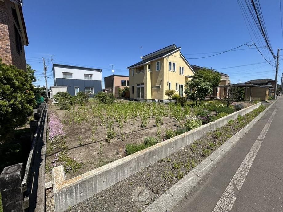 Custom-Built 2LDK+S House with Garden in Eniwa, Hokkaido - Thumbnail 3