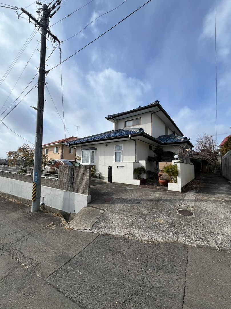 5LDK Detached House with Courtyard Garden in Sendai's Yagiyama - Thumbnail 2