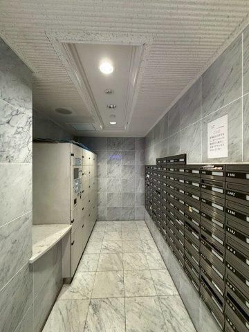 Newly Renovated 2LDK Apartment in Nishi-Shinjuku, Tokyo - Thumbnail 3