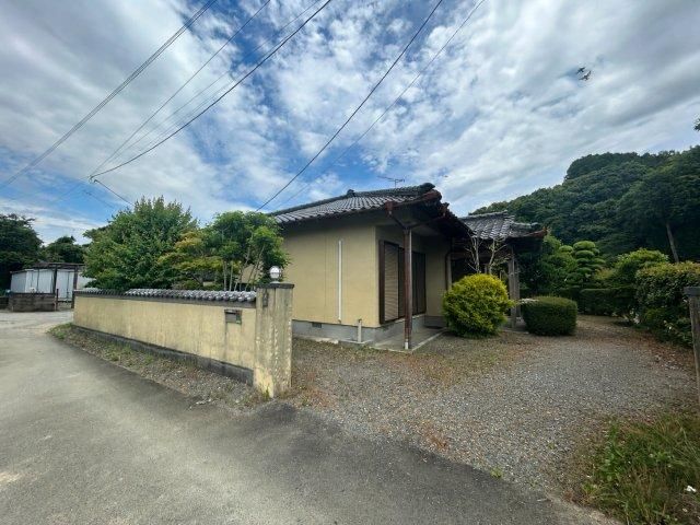 Spacious 3LDK Pre-owned House with Large Garden in Kosa Town, Kumamoto - Thumbnail 2