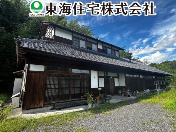Traditional House in Koriyama with Large Land and Wood Stove - Image 1