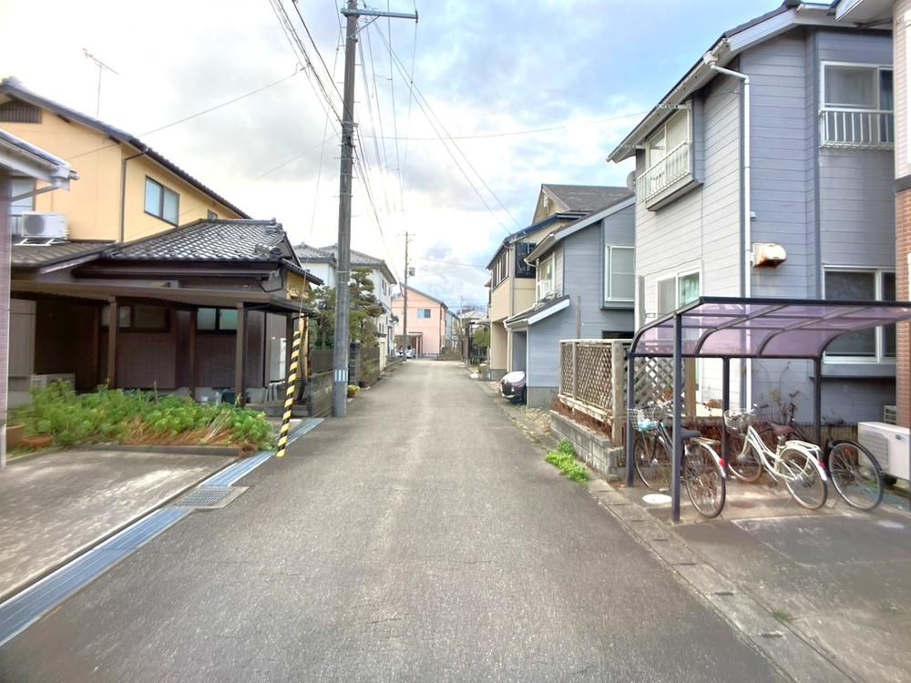 Detached House with Built-In Garage in Uchino, Niigata - Thumbnail 4
