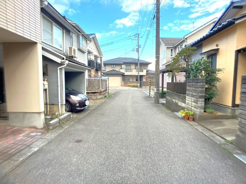 Detached House with Built-In Garage in Uchino, Niigata - Thumbnail 2