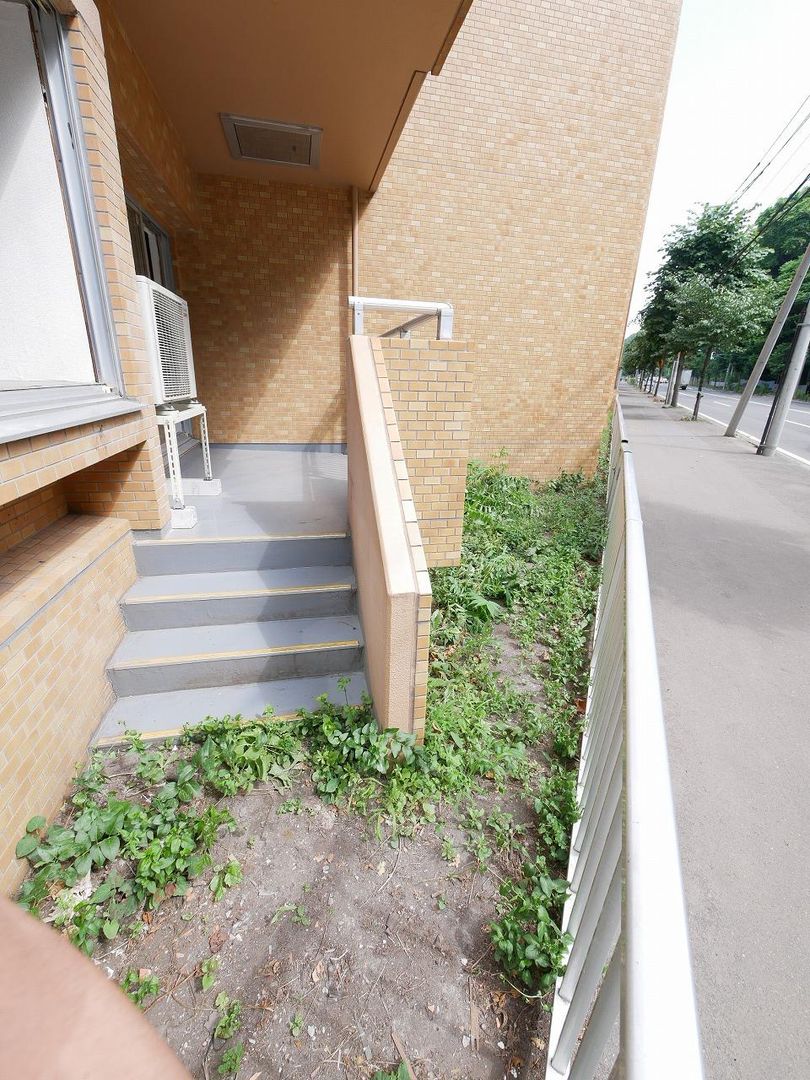 Renovated 2LDK Apartment for Sale in Sapporo Chuo Ward, 69.69m² - Thumbnail 3
