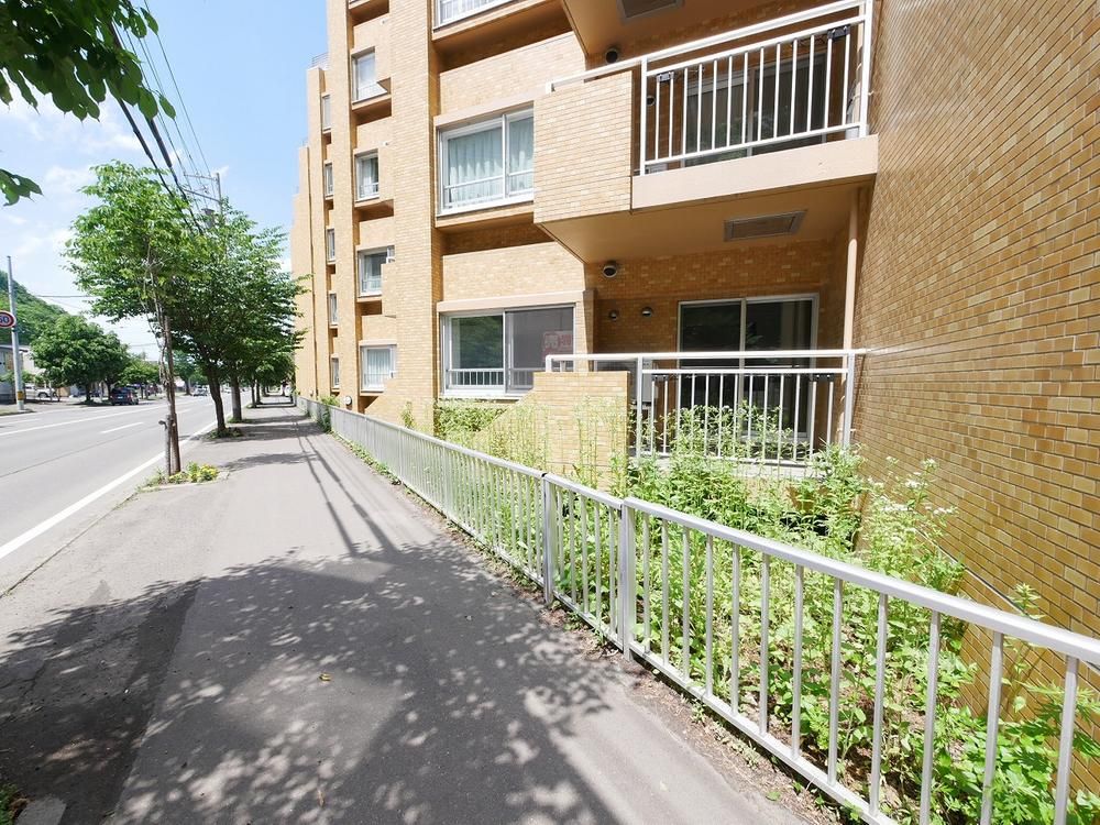 Renovated 2LDK Apartment for Sale in Sapporo Chuo Ward, 69.69m² - Thumbnail 2