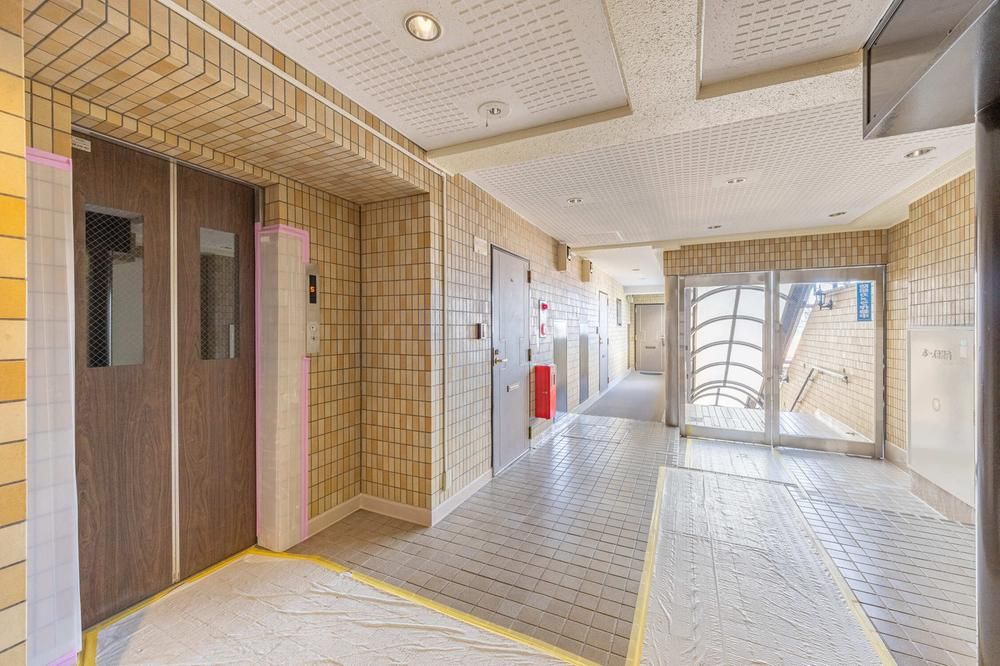 Renovated 2LDK Corner Apartment in Yokohama, Kanagawa - Thumbnail 2
