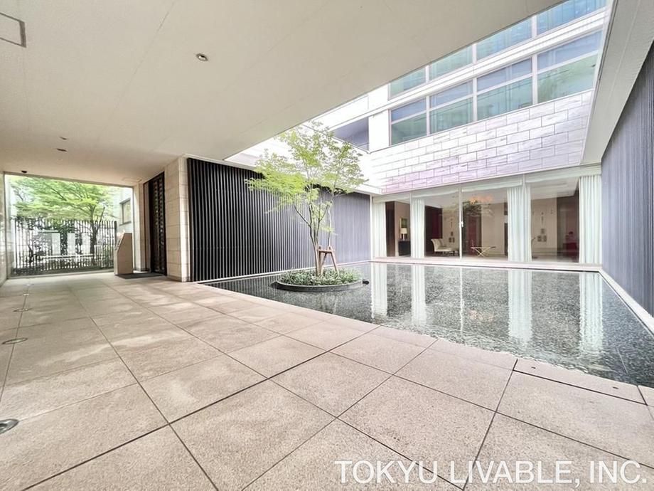 2LDK Apartment for Sale Near Yokohama Station, 72.23m² - Thumbnail 3