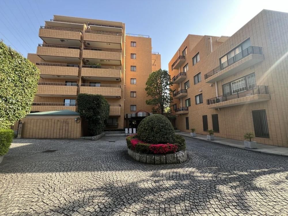 Higashi-Seijo Pair City 6F: Spacious 3LDK Apartment in Setagaya - Thumbnail 2